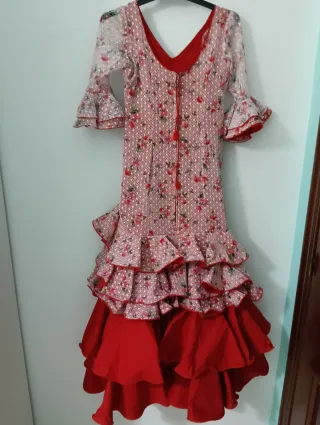 Traje de flamenca volantes rojo y estampado
