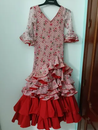 Traje de flamenca volantes rojo y estampado