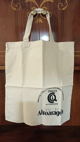 Bolsa de tela beige con letras negras