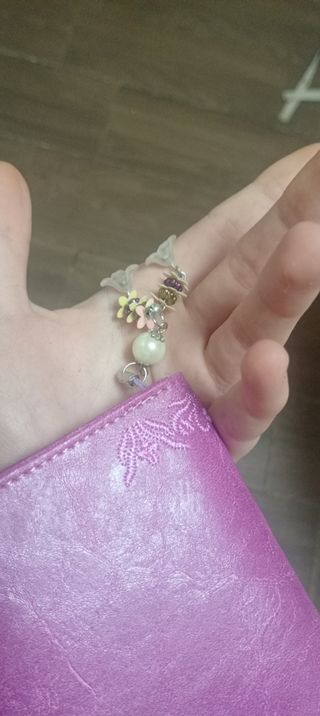 Monedero morado con adorno