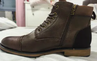 Botas marrones sintéticas con etiqueta