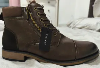 Botas marrones sintéticas con etiqueta