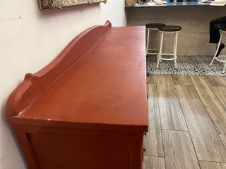 Mueble de madera rojo para restaurar
