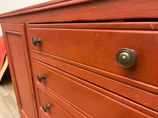 Mueble de madera rojo para restaurar