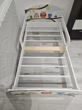 Cama infantil con diseño de búhos