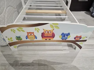 Cama infantil con diseño de búhos