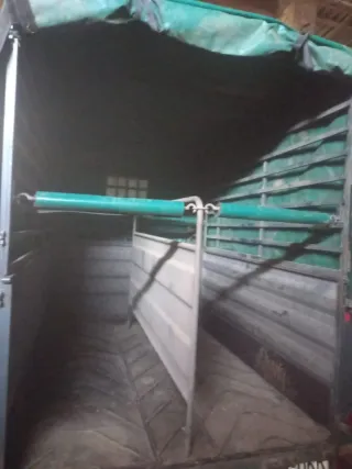 Remolque con lona verde