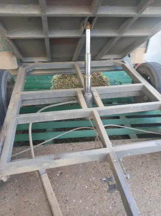 Remolque con lona verde