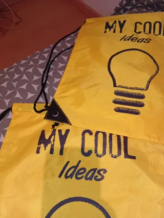 Mochilas amarillas con diseño de bombilla