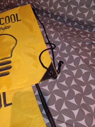 Mochilas amarillas con diseño de bombilla