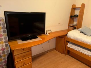 Escritorio madera con cajonera y zapatero