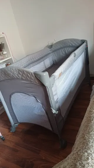 Cuna de viaje gris