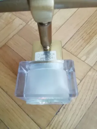 Lámpara de techo dorada con base metálica