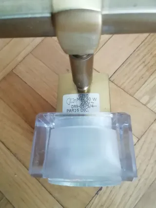 Lámpara de techo dorada con base metálica