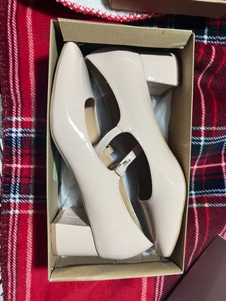 Zapatos de tacón Mary Jane rosa.