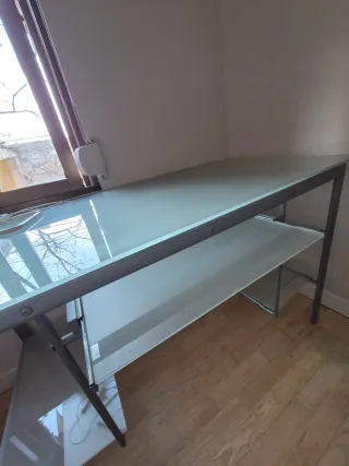 Escritorio de cristal y metal