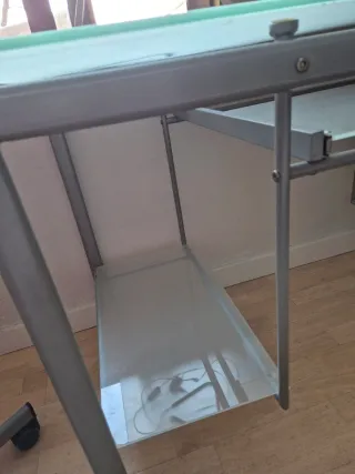 Escritorio de cristal y metal