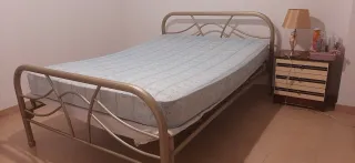 Cama de 135 cm de hierro antigua con colchón. No s