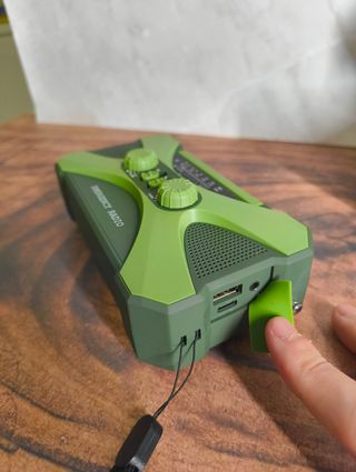 Radio de emergencia y linterna