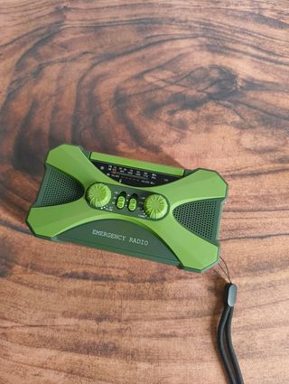 Radio de emergencia y linterna