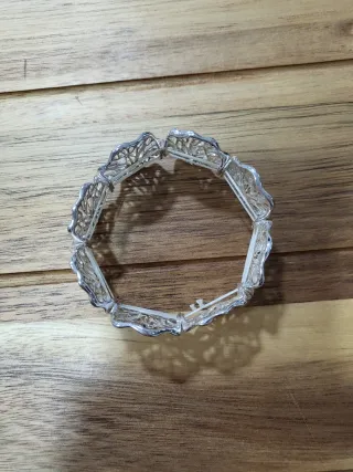 Pulsera plateada con diseño floral de Baleares