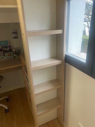 Cama alta con escritorio y armario