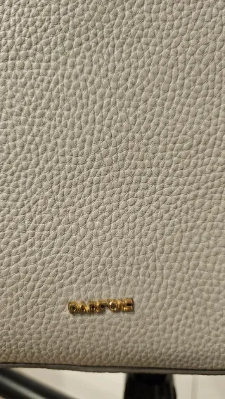 Bolso gris Parfois con cadena dorada