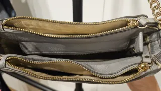 Bolso gris Parfois con cadena dorada