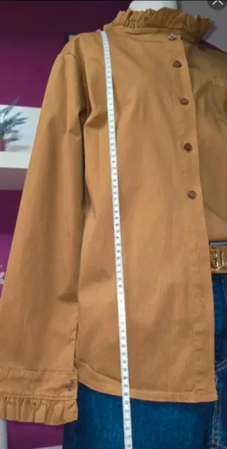 Camisa camel cuello y puños con volantes
