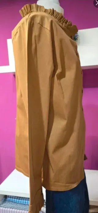 Camisa camel cuello y puños con volantes