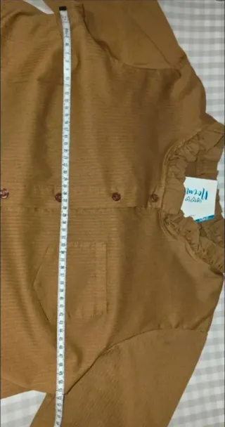 Camisa camel cuello y puños con volantes