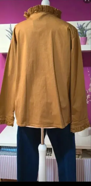 Camisa camel cuello y puños con volantes