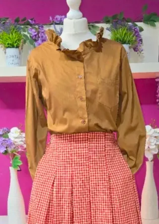 Camisa camel cuello y puños con volantes