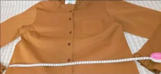 Camisa camel cuello y puños con volantes