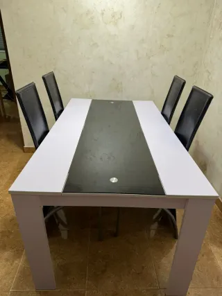 Mesa de comedor con 4 sillas