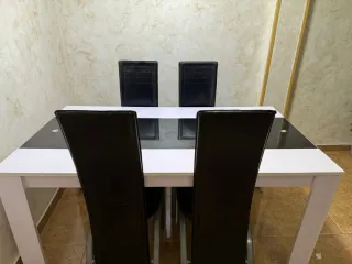 Mesa de comedor con 4 sillas