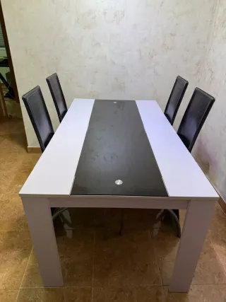 Mesa de comedor con 4 sillas