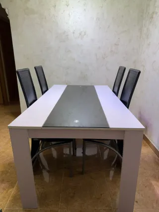 Mesa de comedor con 4 sillas