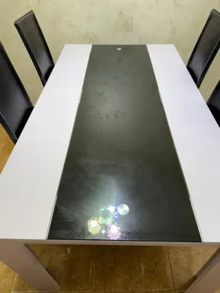Mesa de comedor con 4 sillas