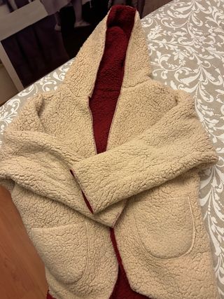 Abrigo de pelo beige y rojo