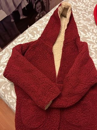 Abrigo de pelo beige y rojo