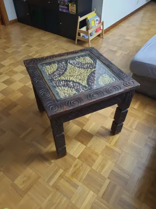 Mesa auxiliar de madera y cristal