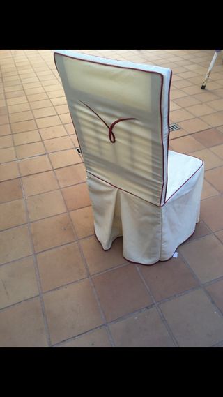 Sillas de comedor rojas y marrones