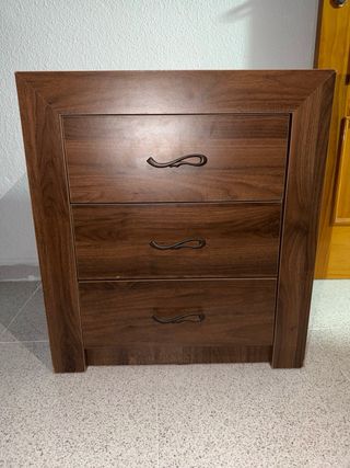 Cajonera de madera oscura