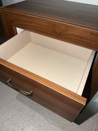 Cajonera de madera oscura