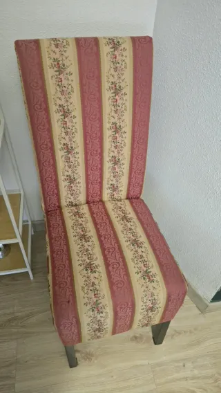 Sillón de tela con rayas florales