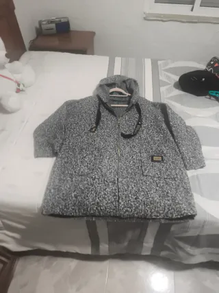 Sudadera con capucha gris y negra