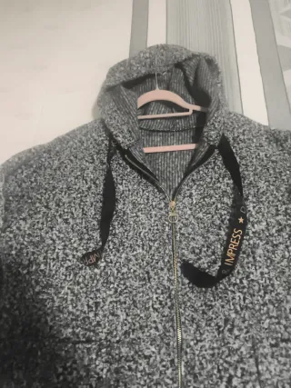 Sudadera con capucha gris y negra