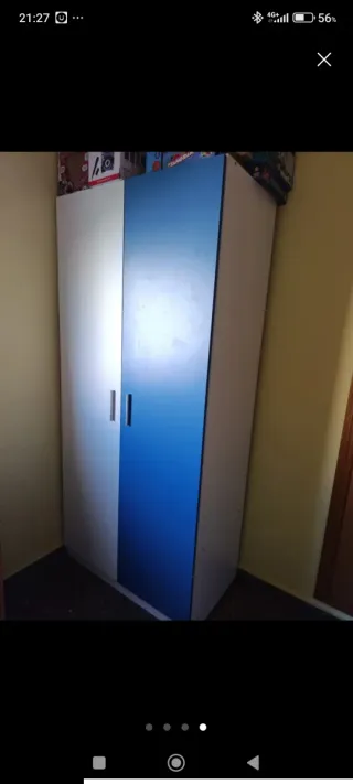 Habitación juvenil azul y blanca