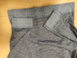 Camiseta azul cuello alto